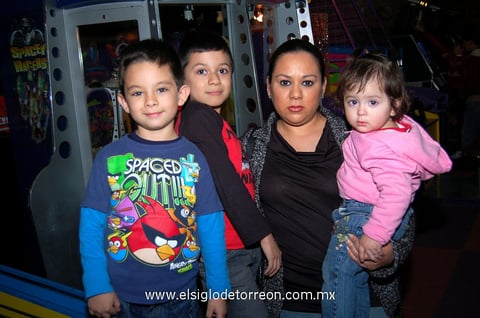 18012013 DE PASEO.  Didier, Alejandro, Laura y Camila.