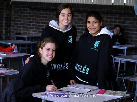 18012013 EN EL COLEGIO.  Marianis, Lorena y Mónica.