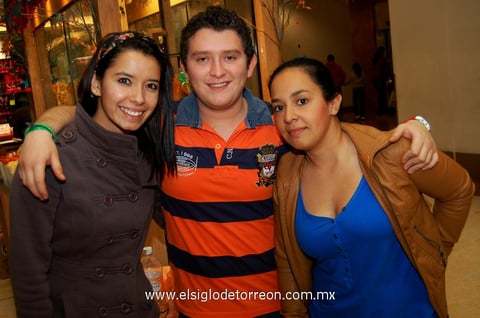 18012013 AMIGOS.  Lissette García, Antonio Macías y Karime López.