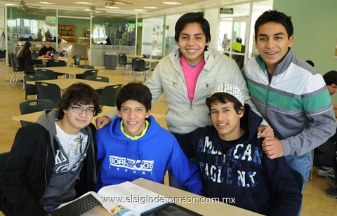UNIVERSITARIOS.  Jorge, Raúl, Jack, Alex y Raúl.
