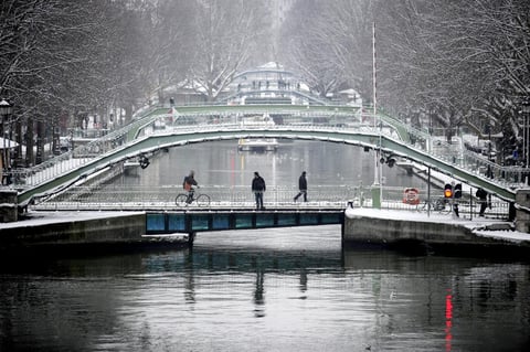 Parisinos y turistas han observado la nevada sobre el Canal de Saint Martin.