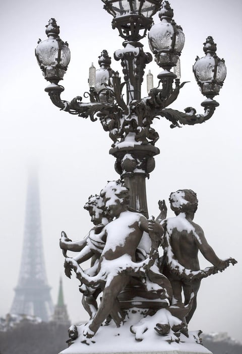 Los monumentos emblemáticos de París, han quedado bajo la nieve.