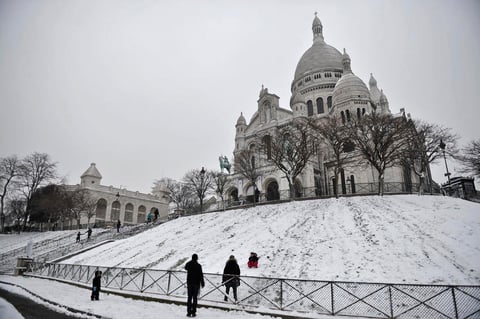 Los principales atractivos de la capital francesa lucieron cubiertos de nieve ante la tormenta invernal.
