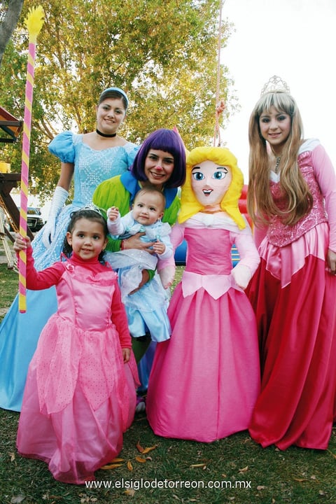 20012013 CUMPLEAñERAS.  Las hermanitas Gloria Sofía y Paula María González Pérez junto a las princesas durante el festejo realizado con motivo de sus tres y un año de edad, respectivamente.