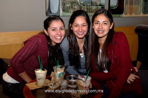 20012013 CRISTINA,  Mayra y Montse.