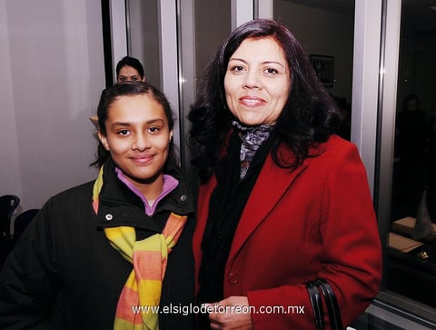20012013 ENTREGA DE DIPLOMAS.  Anahí Anguiano y Susana Mendoza.