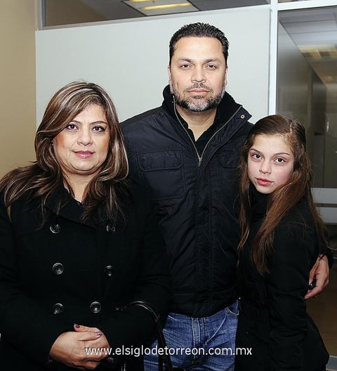 20012013 ALMA  Delia Talamantes de Jurado, Roberto Jurado y Riana Jurado Talamantes.