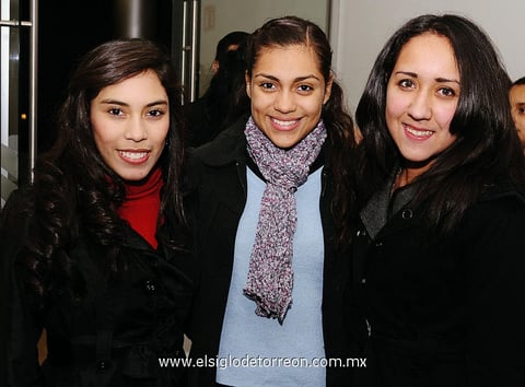 21012013 ENTREGA DE DIPLOMAS.  Denisse Gamón, Diana Anguiano y Martha Sánchez Viesca.