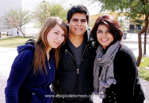 20012013 EN EL COLEGIO.  Deborah, Pedro y Gaby.