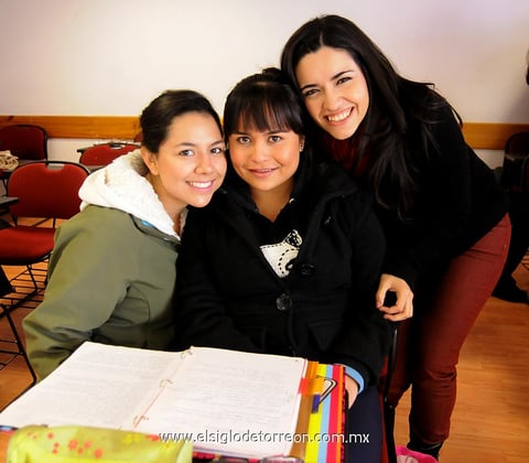 23012013 EN EL COLE.  Ilse Cerna, Ilse Gallegos y Nancy Quiñones.