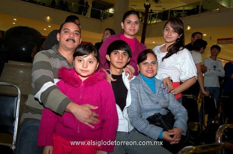 LISAN , Juan José, Ian, Eili, Lilian y Mary Sandoval.