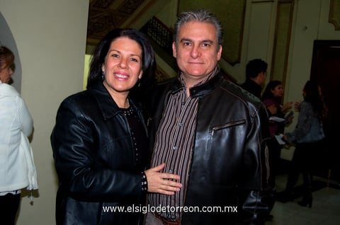 MAYELA  y Víctor.