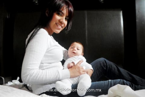 24012013 Toñito y Kenneth con sus papás en un desayuno.