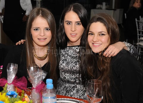 Mariana, Maricarmen y Mónica.