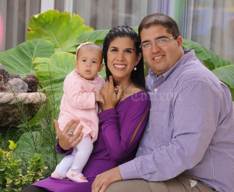 María Fernanda en compañía de sus papás Oti y Antonio.
