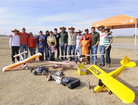 Familias laguneras se reúnen domingo a domingo en la pista La Esperanza para volar aviones a escala, así como corren carros a control remoto, todo en un ambiente de diversión.