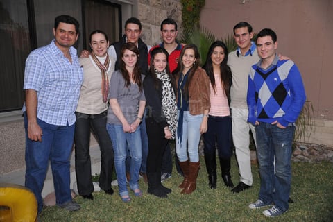 De alegre reunión familiar disfrutaron: Richard, Ricky, Lore, Mónica, Armando, Yola, Magda, Gerardo, Diego y José Antonio. En el lugar disfrutaron de deliciosos platillos así como de agradable convivencia.