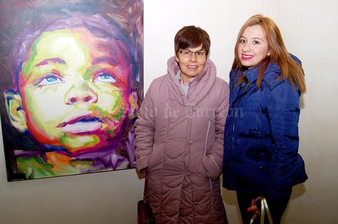 25012013 EN EXPOSICIóN.  Dora Alicia y Carolina Reyes.