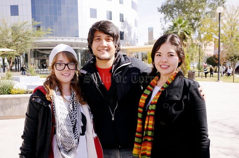 25012013 AMIGOS.  Priscila, Tony y Mariana.