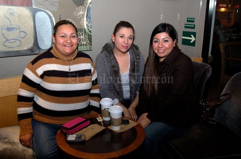 25012013 EN EL CAFé.  Yazmín, Ebenezer y Cynthia.