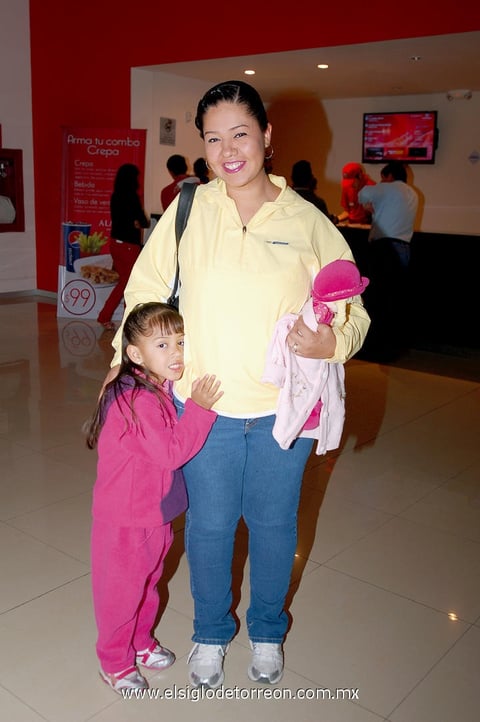 27012013 EN EL CINE.  Alejandra y Ruth.