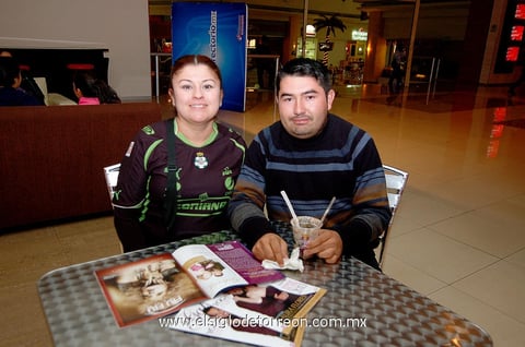 EN EL CINE.  Lolis y Juan Pablo.