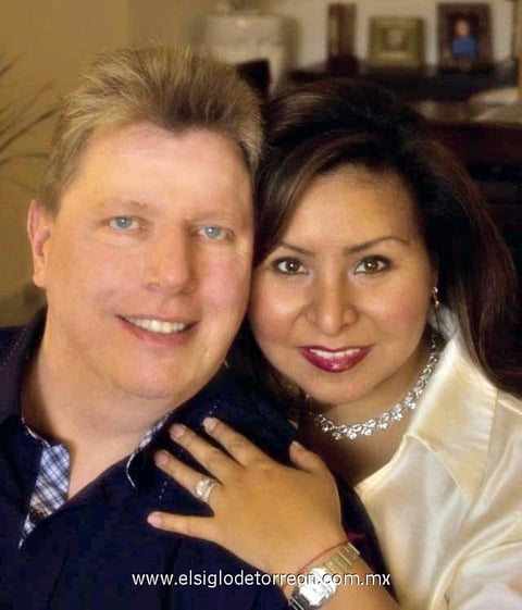 27012013 DE ANIVERSARIO.  Jeffrey Scott Dzadon y Mónica Valenzuela de Dzadon celebrando su tercer aniversario de matrimonio en la ciudad de Chicago, Illinois donde actualmente radican. Sus padres son Sr. George A. Dzadon, Sra. Lyla Dzadon (f); Sr. Salvador Valenzuela Carreón y Sra. Yolanda Cassio de Valenzuela.