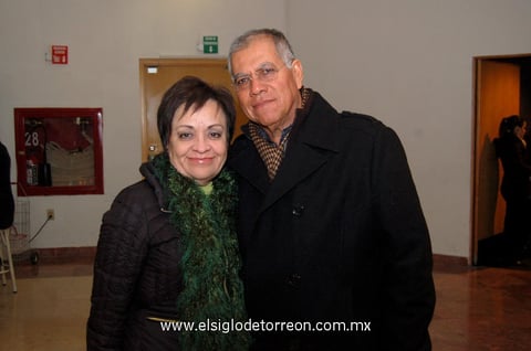 EN EL TEATRO.  Esther y Roberto.