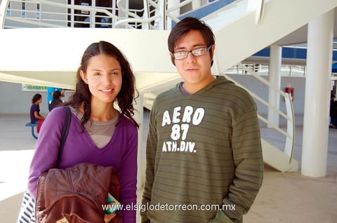 ENTRE CLASE Y CLASE.   Leilani Díaz y Emilio Beltrán.