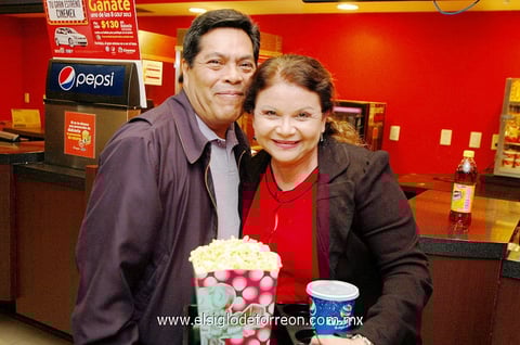 EN EL CINE.  Roberto y Nelly.