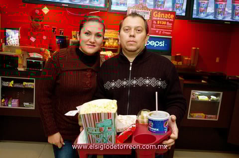 EN EL CINE.  Alejandra y Roberto.