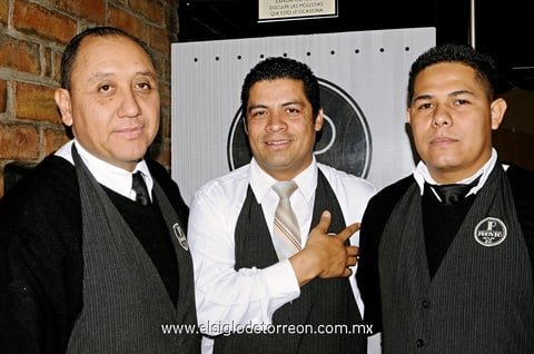 27012013 EN RESTAURANTE.  Gregorio, Emanuel y Horacio.