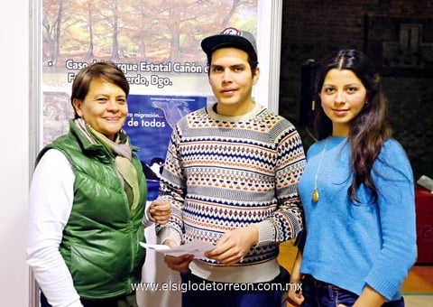 27012013 EVENTO ESCOLAR.  Gladys Aguirre, Carlos Guerrero y Érika Monreal.