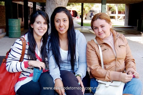 27012013 UNIVERSITARIOS.  Andrea, Betza e Irma.