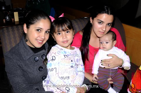 29012013 GABY , Sofía, Dany y el pequeño bebé.