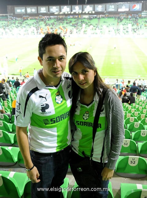 EN EL FUTBOL.   Leonel y Diana.