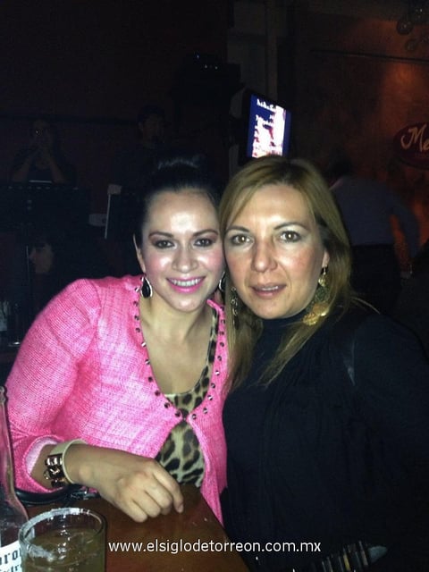 29012013 ENTRE AMIGAS.  Inglaterra y Mariana fueron captadas durante festejo de cumpleaños.