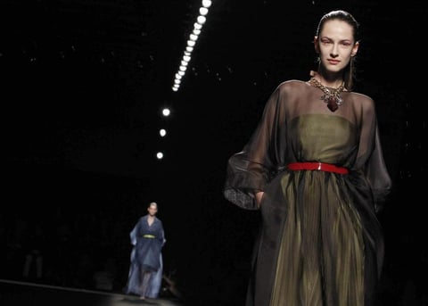 Una modelo luce un vestido de la nueva colección de Juan Pedro López.