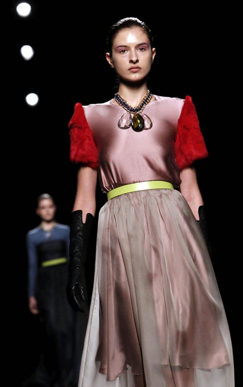 La firma Juan Pedro López presenta innovadores vestidos durante la pasarela de moda 080 Barcelona Fashion.