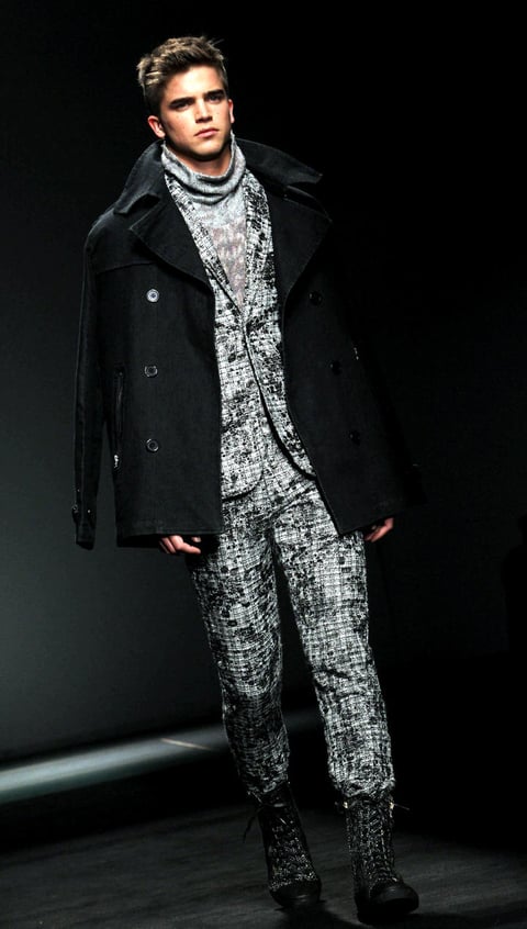 Un modelo luce un diseño de la firma Custo Barcelona presentando las últimas tendencias para hombre.