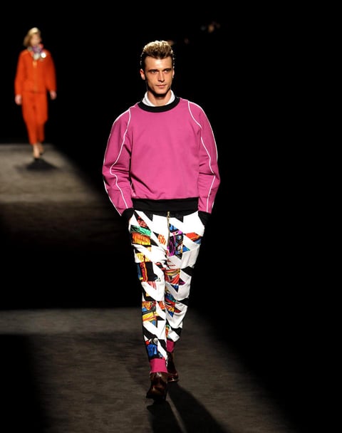 Un modelo luce un diseño de la firma Brain & Beast en la pasarela de moda 080 Barcelona Fashion que se celebra en la capital catalana hasta el próximo día 31 de enero.