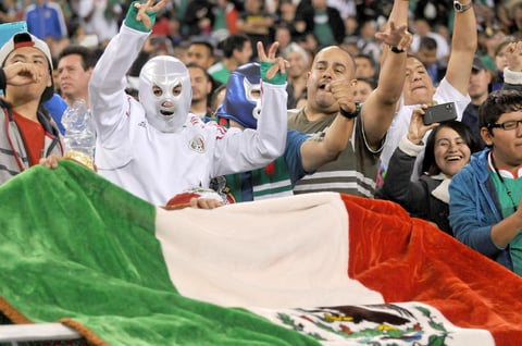 Los colores de la bandera mexicana se podían apreciar en el estadio de la Universidad de Phoenix.