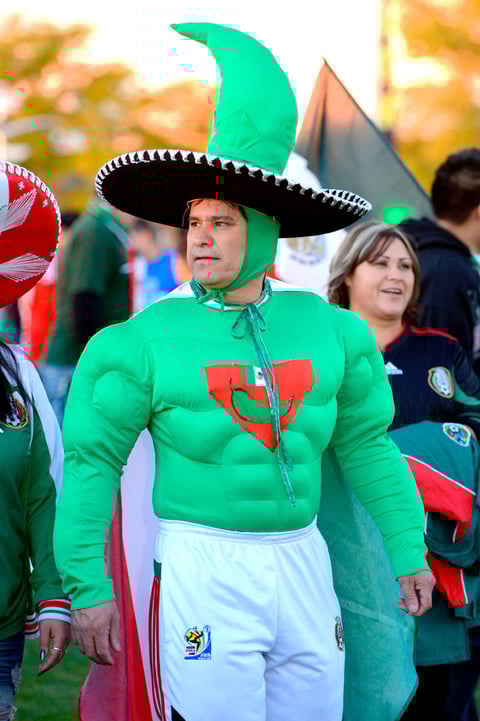 Originales disfraces portaron los aficionados en apoyo a la Selección Mexicana en Phoenix, Arizona.