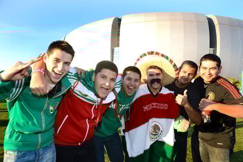 Aficionados acudieron al estadio a apoyar a la selección mexicana.