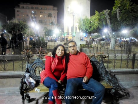 Alma Agüero y Baltazar Medrano en la Plaza de Armas.