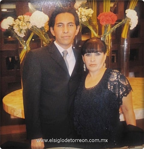 Gerardo Alberto lució acompañado de su mamá Vero Morales, durante el festejo de fin de cursos.