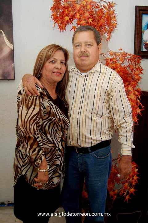 DE ANIVERSARIO.  Alicia de Martínez y José Martínez.