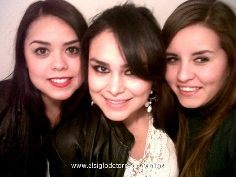 31012013 ENTRE AMIGAS.  Carolina, Mayra y Lau.