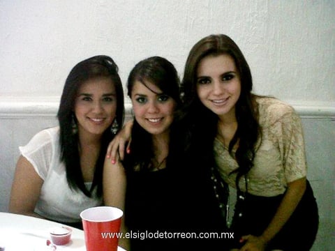 30012013 DE FIESTA.  Lupita, Caro y Mariana.