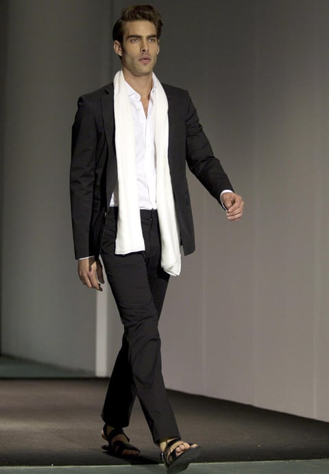 El modelo luce un diseño de Mango, donde combina los colores negro y blanco para usar en Primavera Verano 2013.